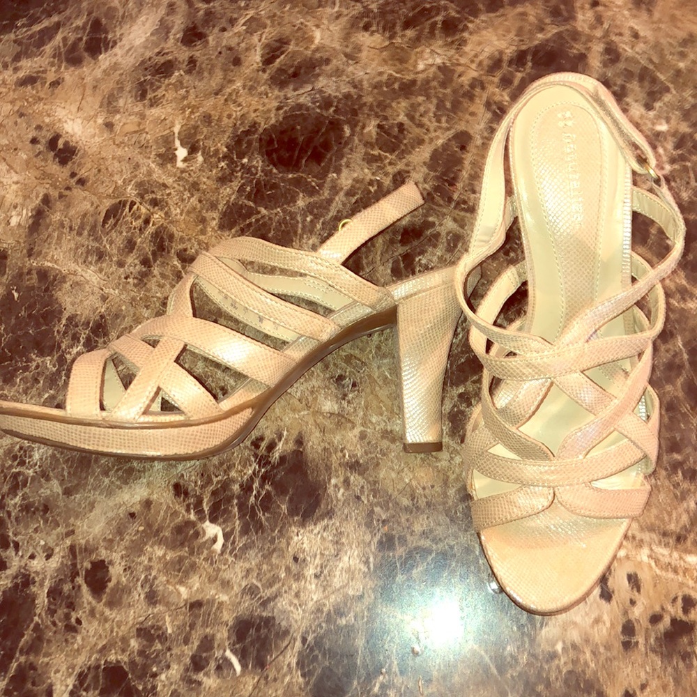 Like New! Naturalizer faux pearl snake-skin sandal